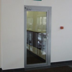 Противопожарная дверь с остеклением более 25 процентов / серия FRM7455